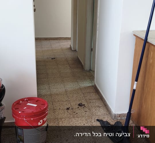 דלי צבע ומגב במסדרון